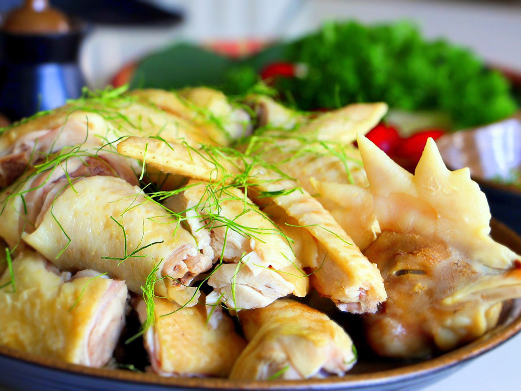 Thịt gà luộc có thể bảo quản trong ngăn mát tủ lạnh hoặc chế biến các món ăn khác