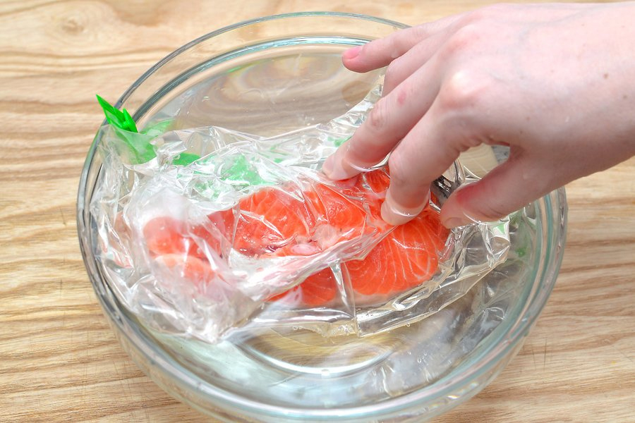 Sử dụng nước lạnh để rã đông thực phẩm là cách đơn giản và phổ biến nhất