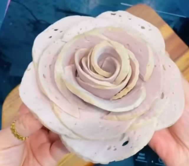 Cách cắt giò chả đẹp bằng hình bông hoa