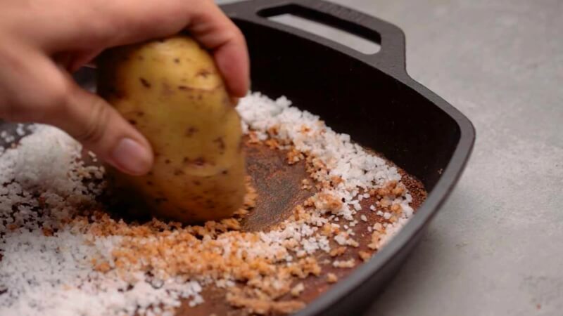 Cách phục hồi chảo chống dính bằng khoai tây