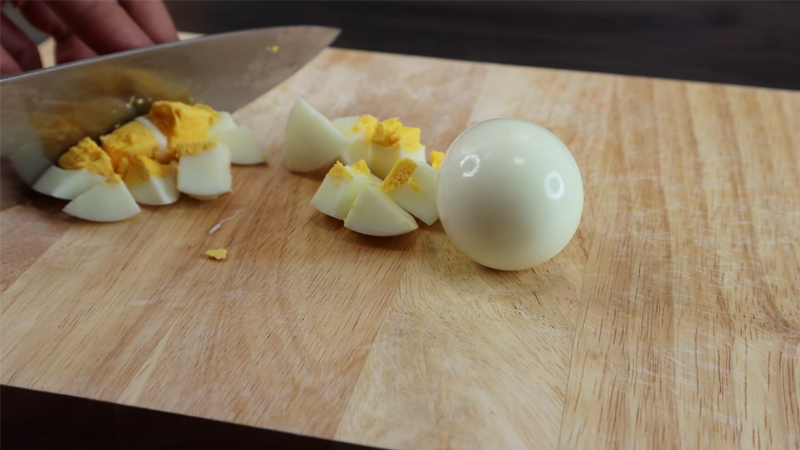 Trứng đem luộc và cắt hạt lựu