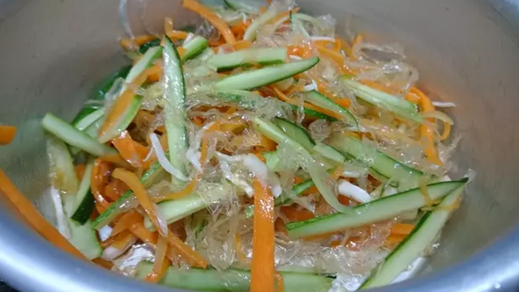 Trộn đều các nguyên liệu để làm gỏi rau câu chay thơm ngon, hấp dẫn- Agar Việt Nam Vũ Minh