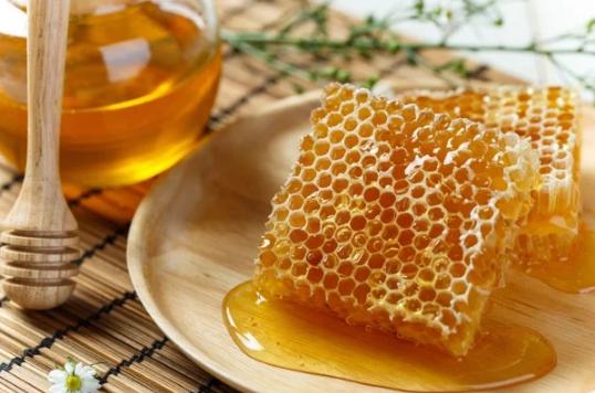 Phục hồi làn da sau tết đơn giản ngay tại nhà với mật ong